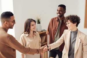 英語で挨拶と握手をする４人